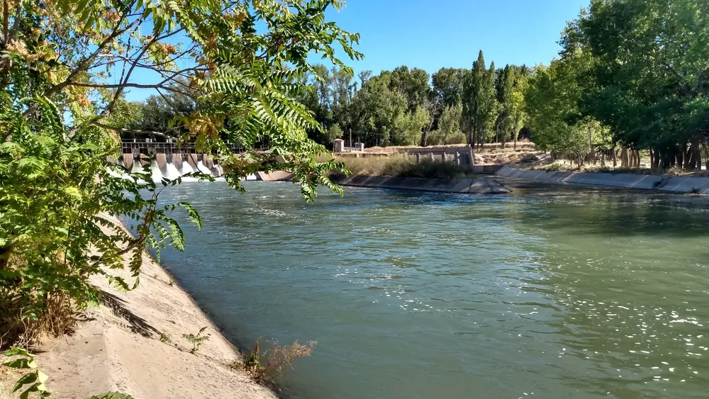 Río Negro licitó obra para mejorar el canal de riego en Cinco Saltos