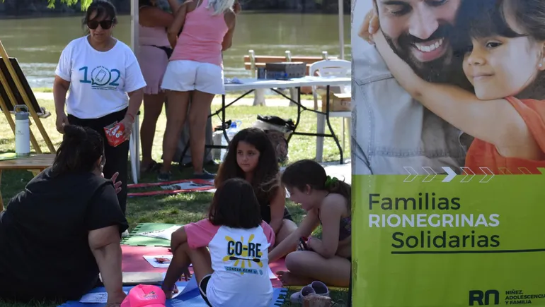 Buscan una familia solidaria para la niña que fue arrojada a la ruta por su mamá