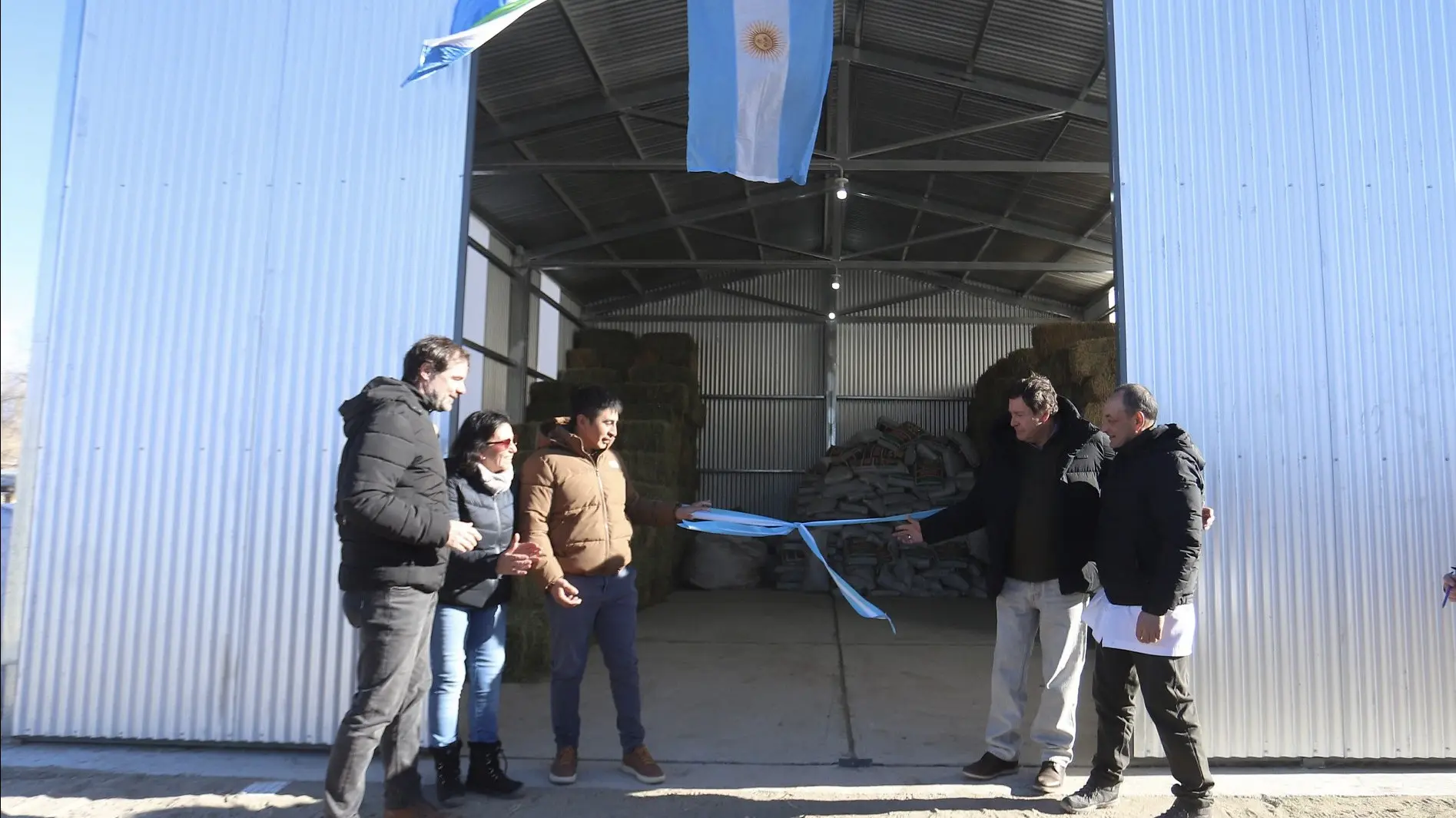 Río Negro se anticipa al frío y habilita galpones para apoyar a productores